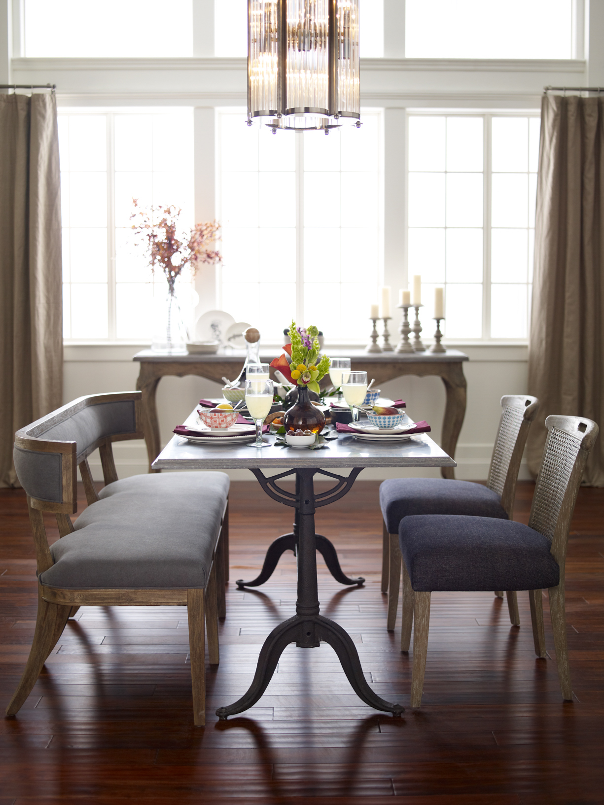 Four Hands Dinning Tables Supplier