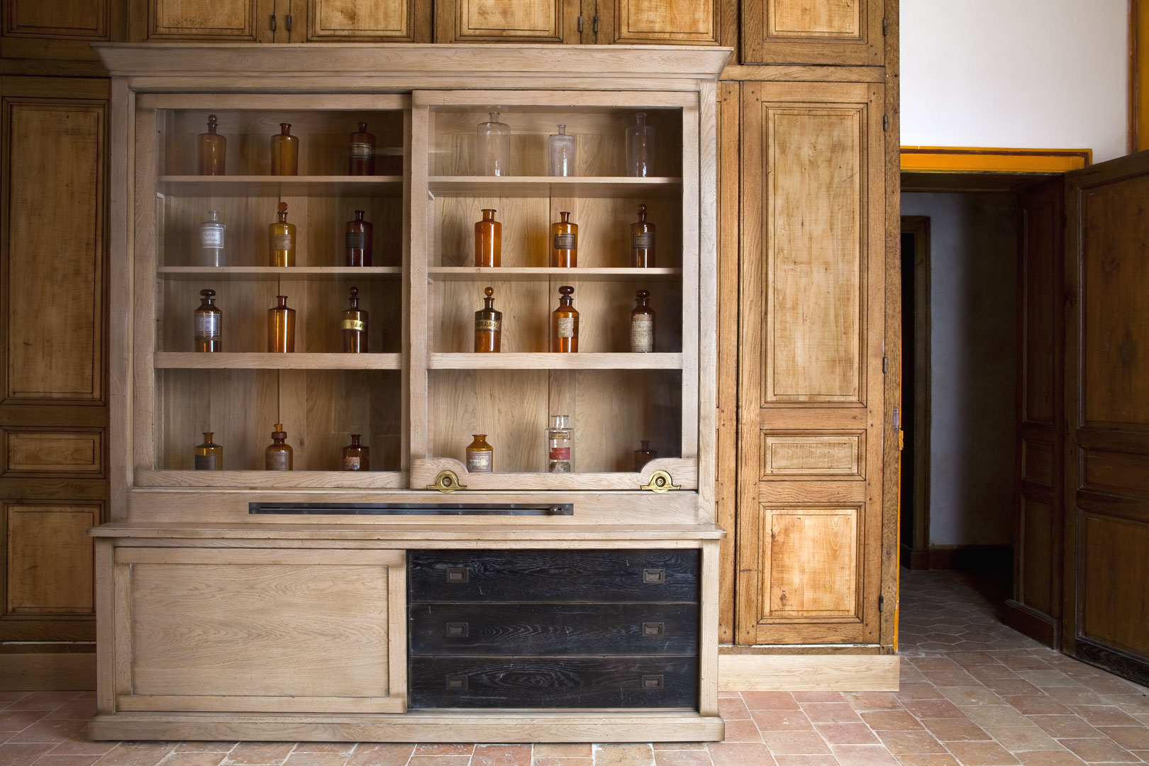 Classic Ambiance Furniture - Michel Ferrand